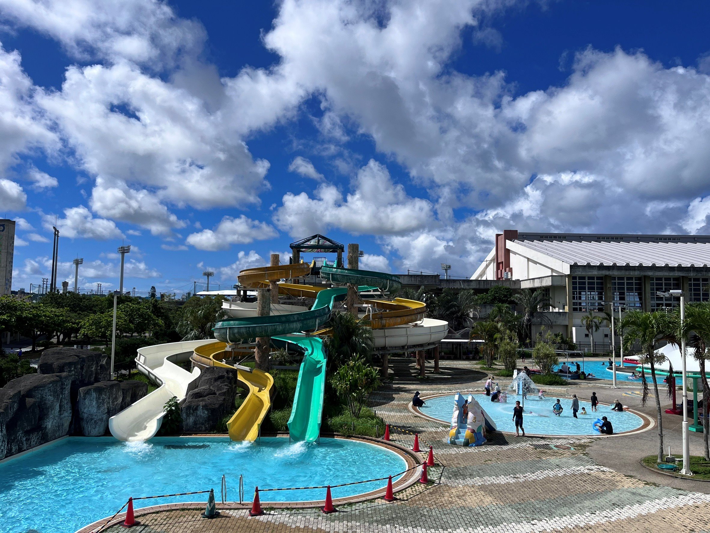 糸満市｜流れるプールで夏満喫！家族で行こう♪「西崎プール」へ