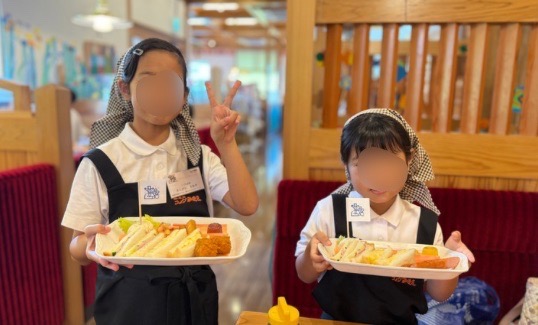 沖縄市｜子どもお仕事体験、コメダ珈琲店の店員になってみた！泡瀬店で接客・盛り付けにチャレンジ♪