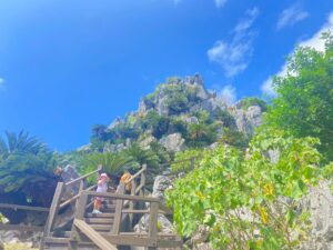 沖縄北部｜幼稚園児も完歩！旧大石林山『ASMUI Spiritual Hikes』家族5人のやんばる体験レポート
