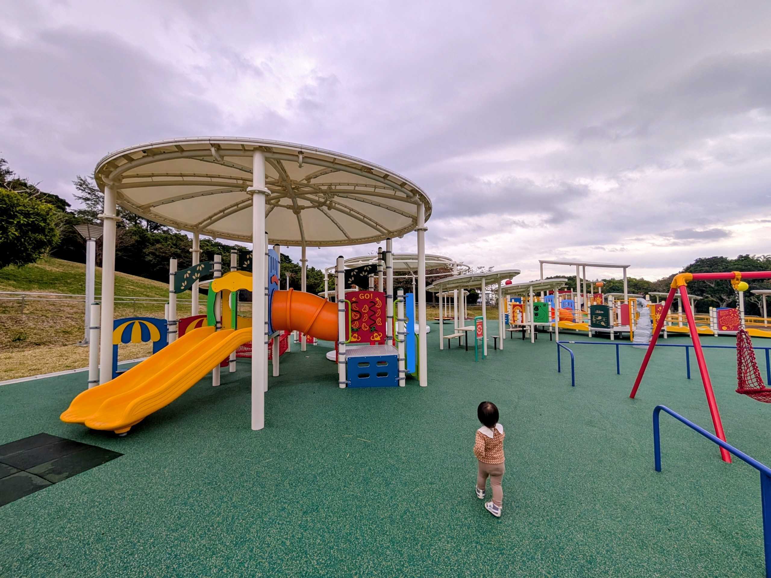 沖縄市｜県総合運動公園の新エリア。屋根付き遊具で「急なポツポツ雨」も怖くない♪