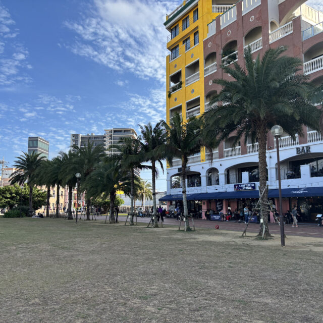 北谷町 | コーヒーを飲みながら子どもと遊べる芝生スポット
