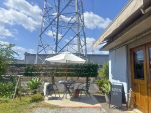 うるま市｜コーヒー好きが通う鉄塔の下にある隠れ家コーヒー店「Tettoh Coffee」