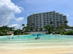 恩納村｜4つのプールとビーチサイドランチを満喫！親子で楽しむホテルモントレ沖縄 スパ＆リゾート
